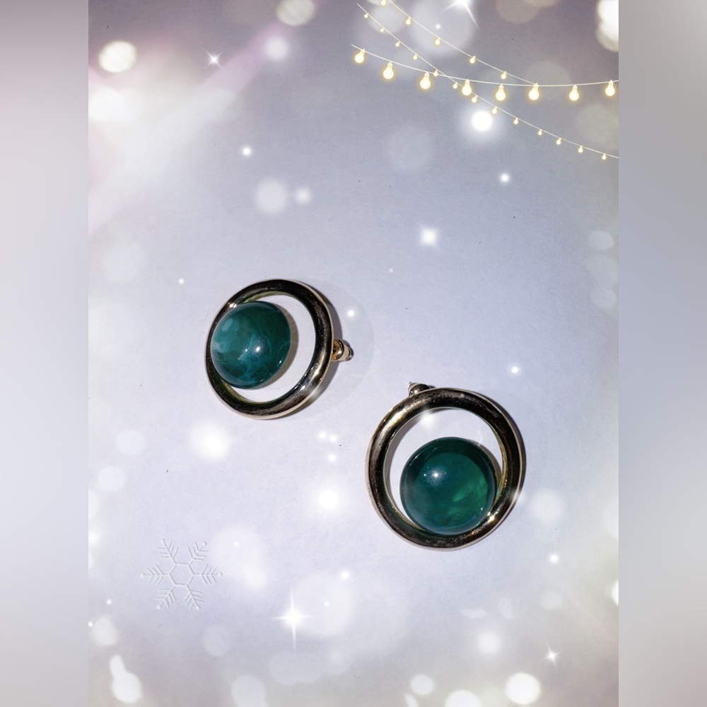 [New] Golden hoop earrings featuring a green stone